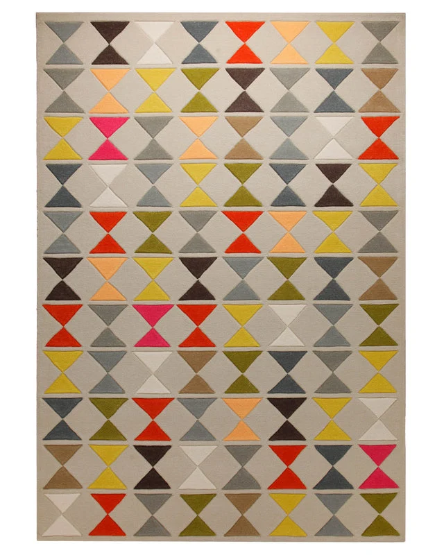 Dreiecke in Gelb und Rot - Handtuft auf Sand 160 x 230 cm