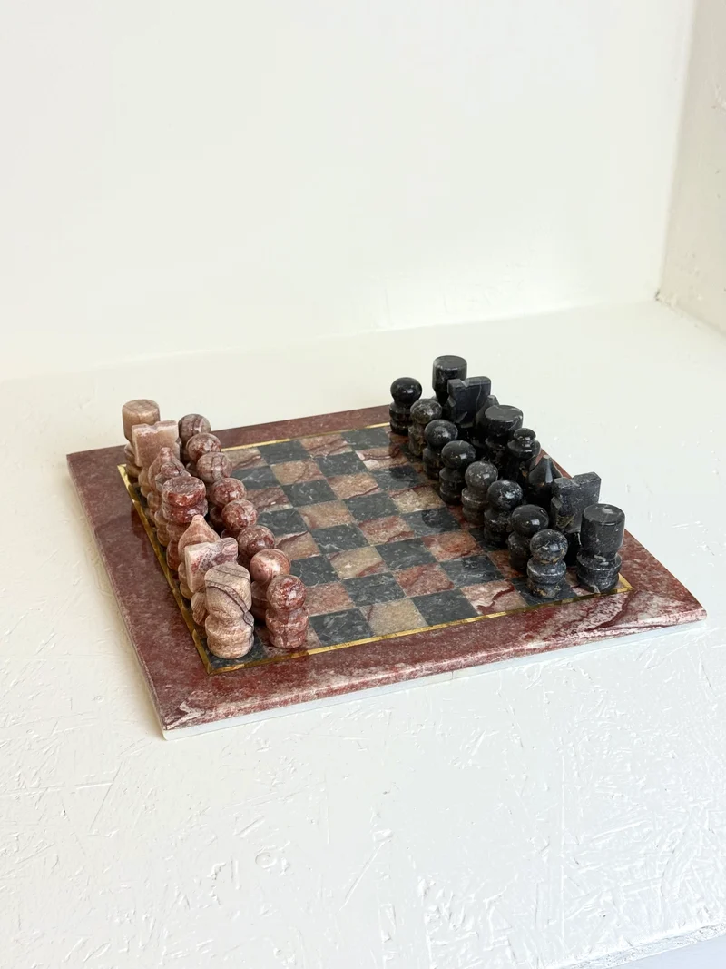 Vintage marmeren schaakbord in bordeaux rood en zwart-grijs