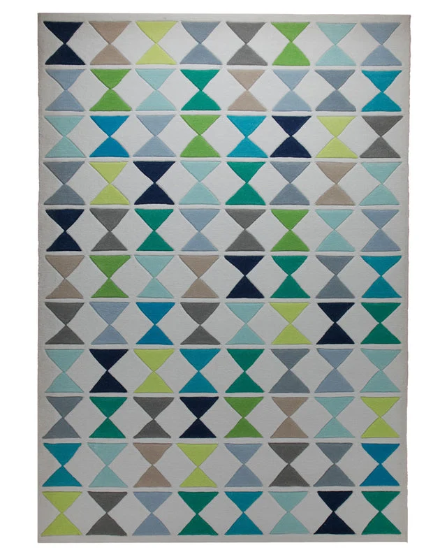 Dreiecke in Grün und Petrol - Handtuft auf Weißgrau 160 x 230 cm