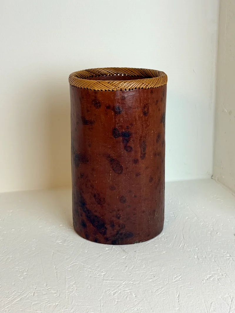 Vintage Wabi-Sabi Ronde langwerpige vaas met rotan
