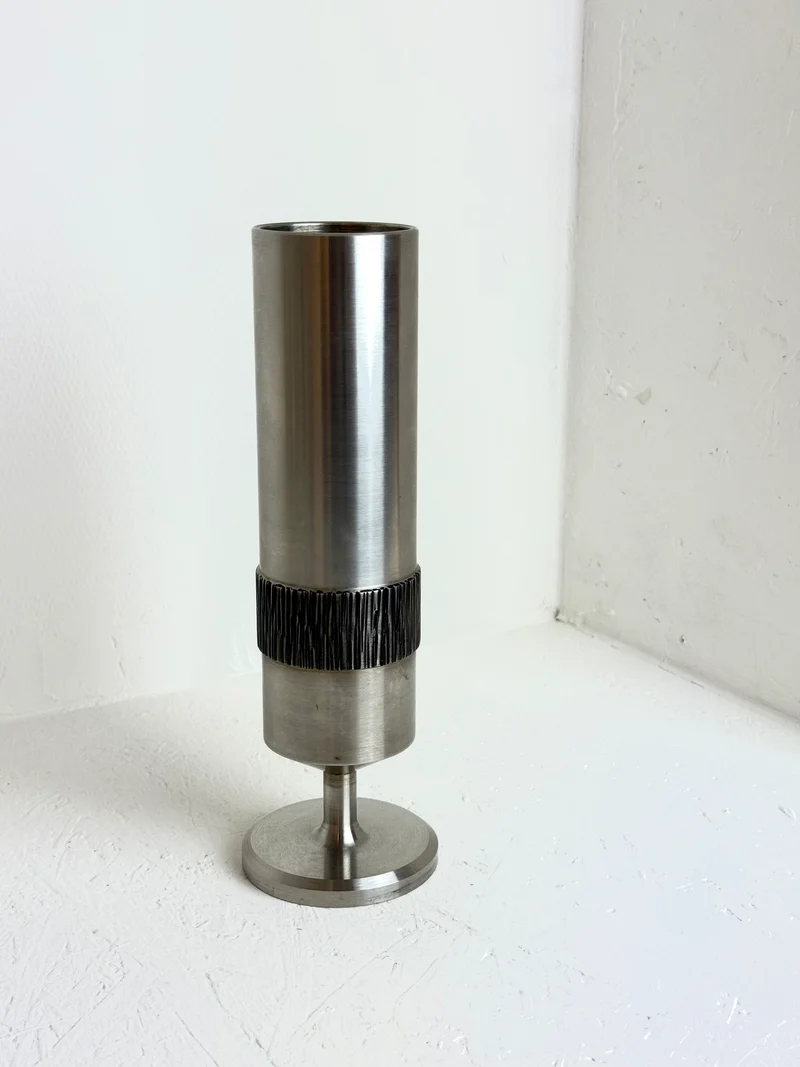 Metalen vintage brutalistische vaas op voet