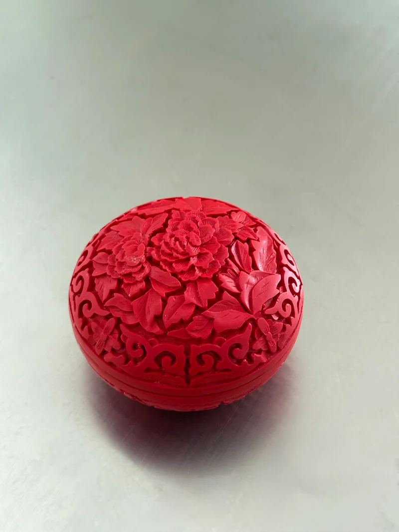 Chinees rood doosje met deksel van cinnaberhout