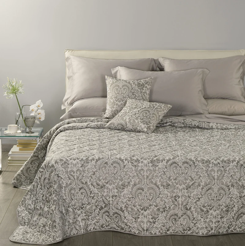 Copriletto Primaverile camelia in Raso Jacquard 80 gr/mq