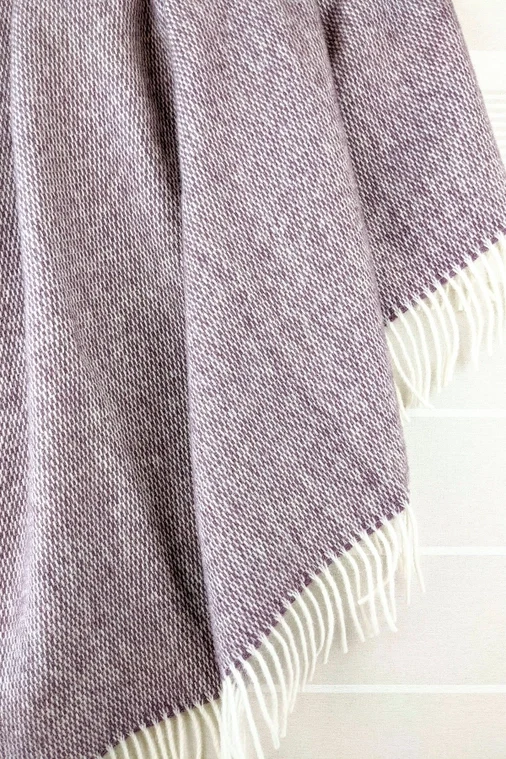 Pflaumenfarbene Wolldecke mit Pickstitch-Muster