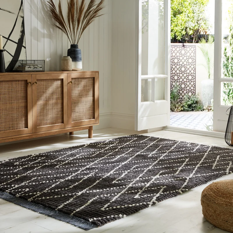 Hochflor-Teppich mit Rauten · Fransen · Schwarz-Weiß