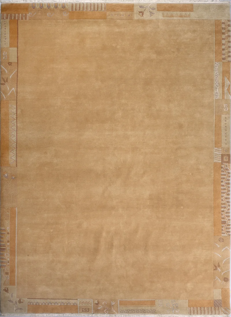 Handgeknüpfter tibetischer Teppich in einem warmen beige mit Retro Bordüre – Neuwertig