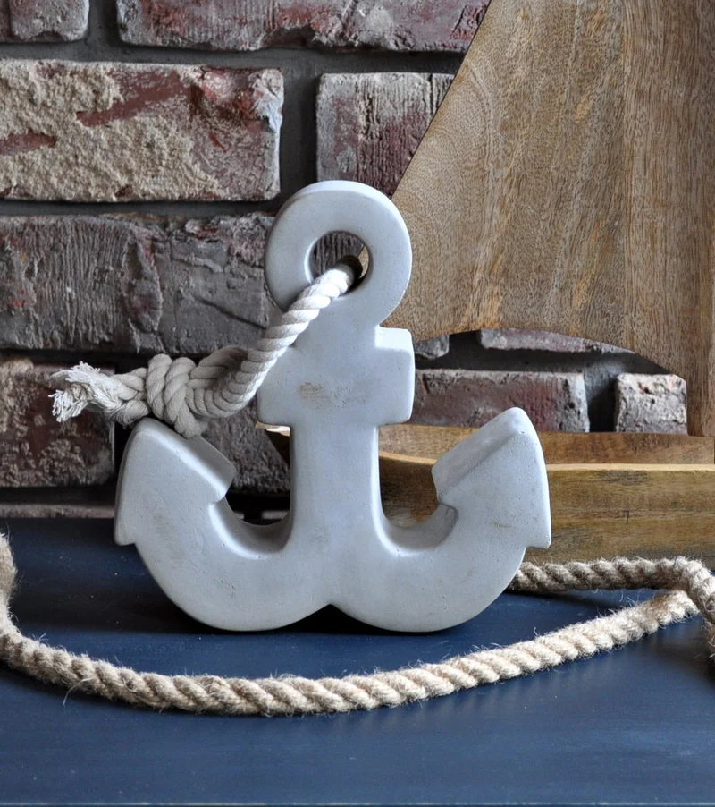 Anker aus feinem Beton mit Haltetau in creme