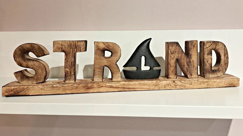 Deko-Aufsteller mit Holzschrift "Strand" und Metall Segelboot in schwarz 58 cm