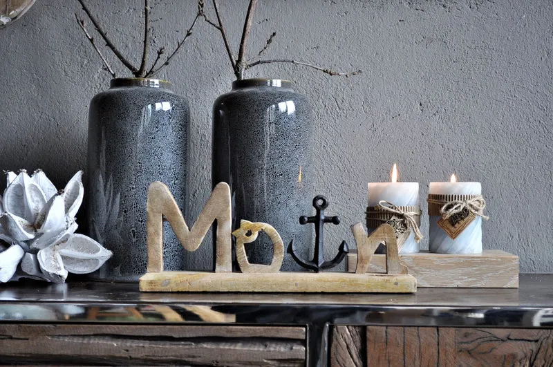 Deko-Aufsteller mit Holzschrift "Moin" und schwarzer Anker Symbol aus Metall