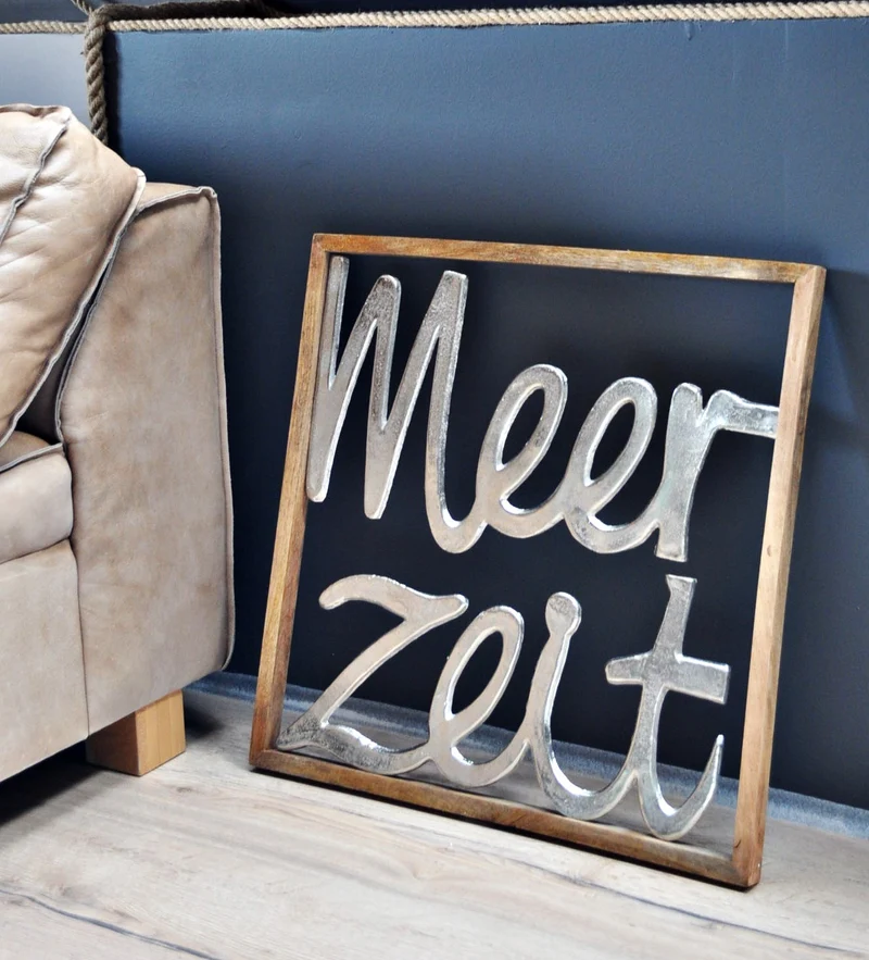 Holzrahmen aus Mahagoni-Holz und Metallschrift "MEERzeit"