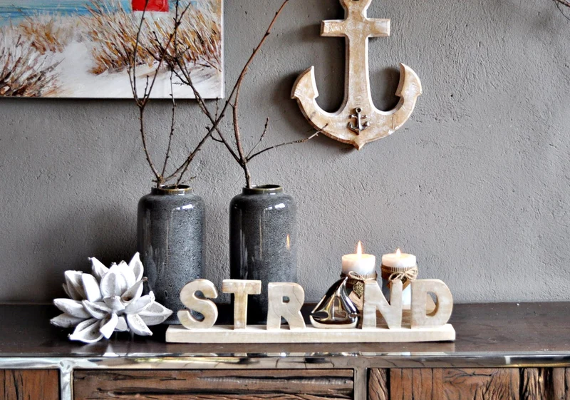 Deko-Aufsteller mit Holzschrift "Strand" und Metall Segelboot 58 cm